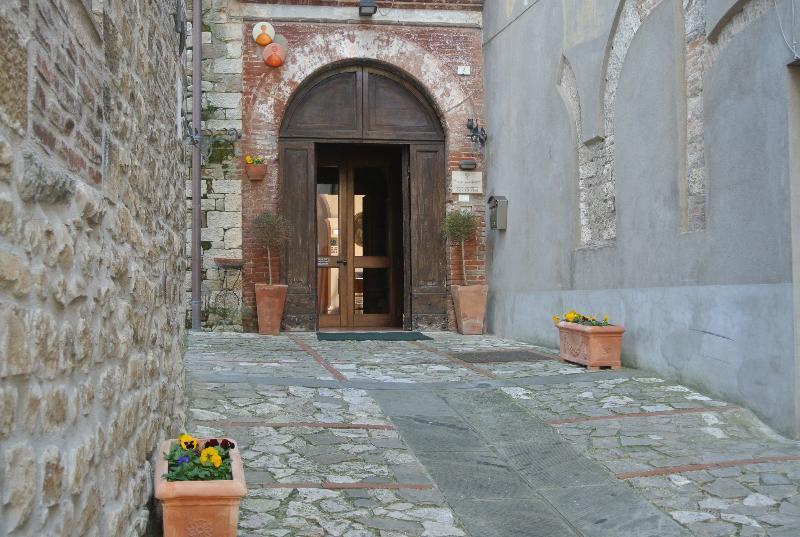 فندق Monastero Ss. Annunziata تودي المظهر الخارجي الصورة The entrance of the church of San Pietro