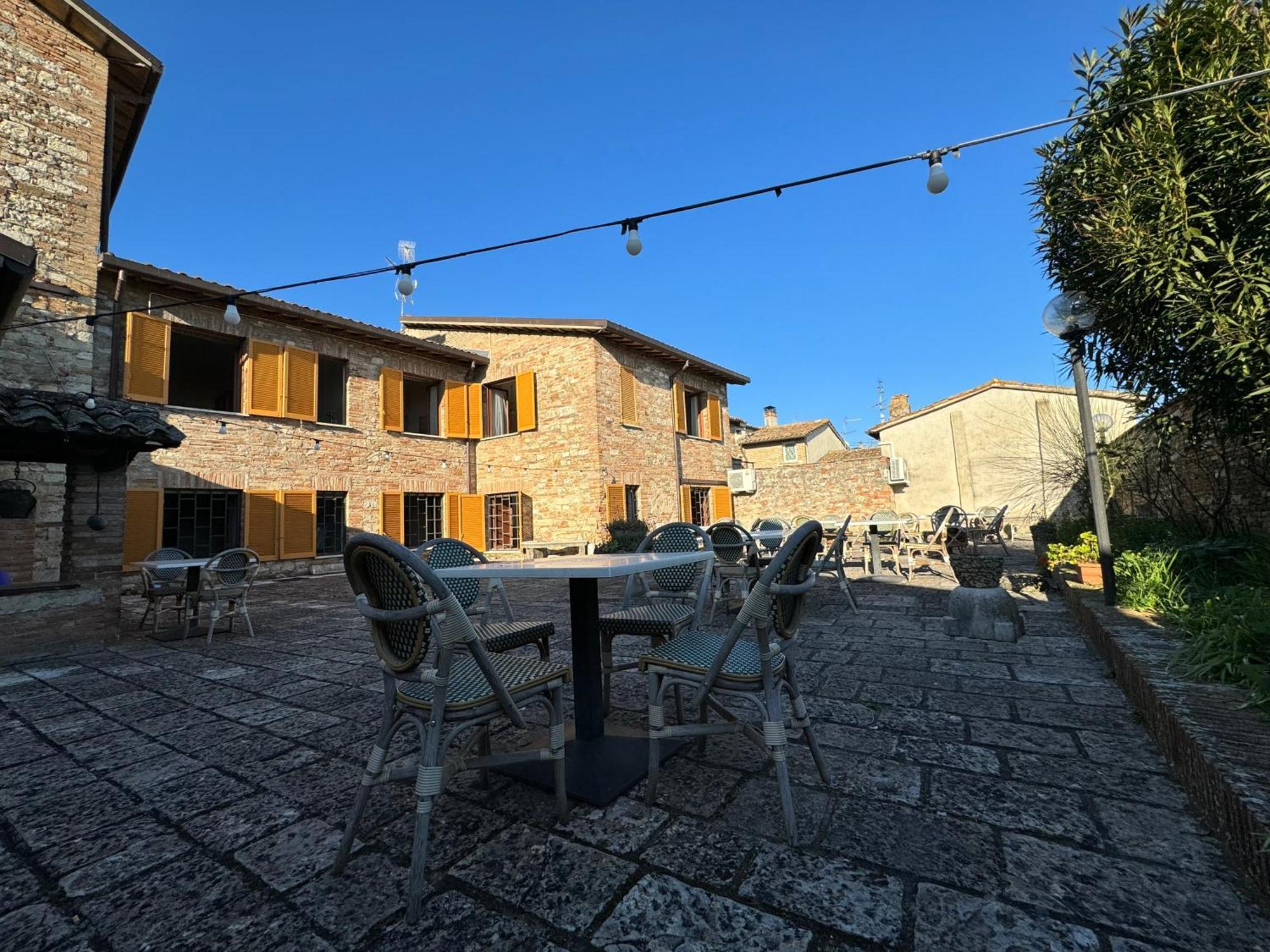 فندق Monastero Ss. Annunziata تودي المظهر الخارجي الصورة The square in the village of Saint-André-de-Lidon