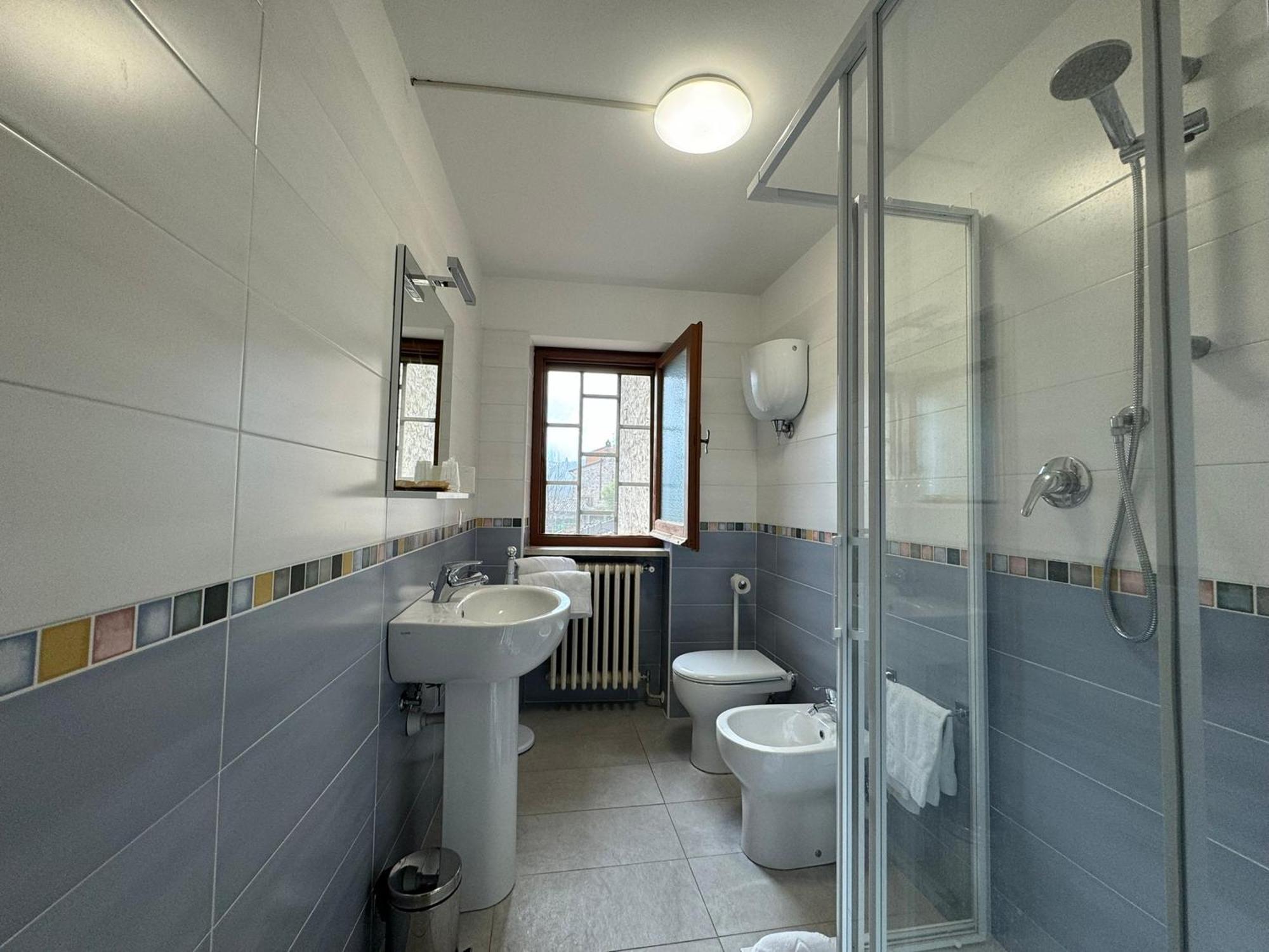 فندق Monastero Ss. Annunziata تودي المظهر الخارجي الصورة Bathroom with shower enclosure